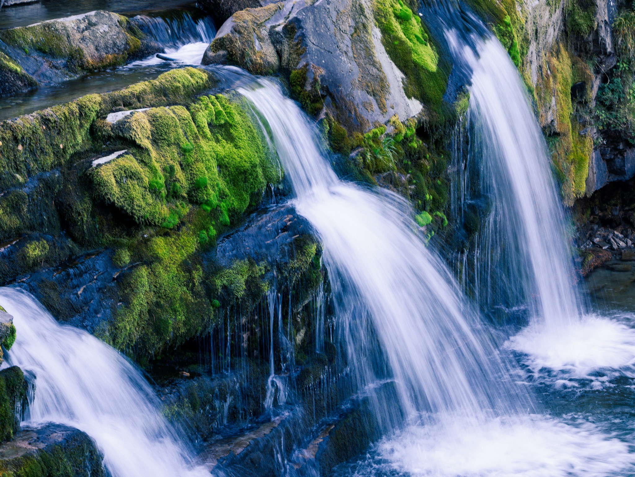 Agua descendiendo con fuerza por la roca