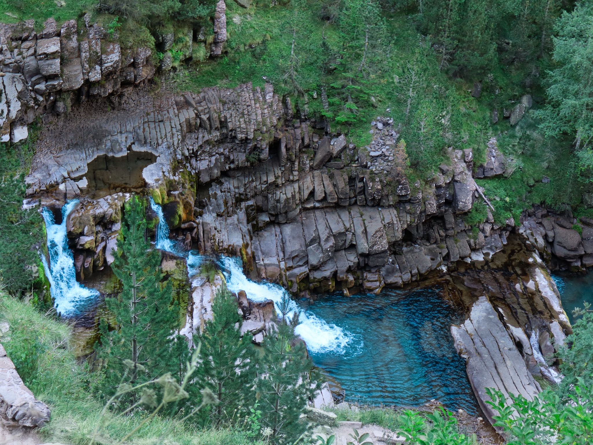 Garganta de agua azul