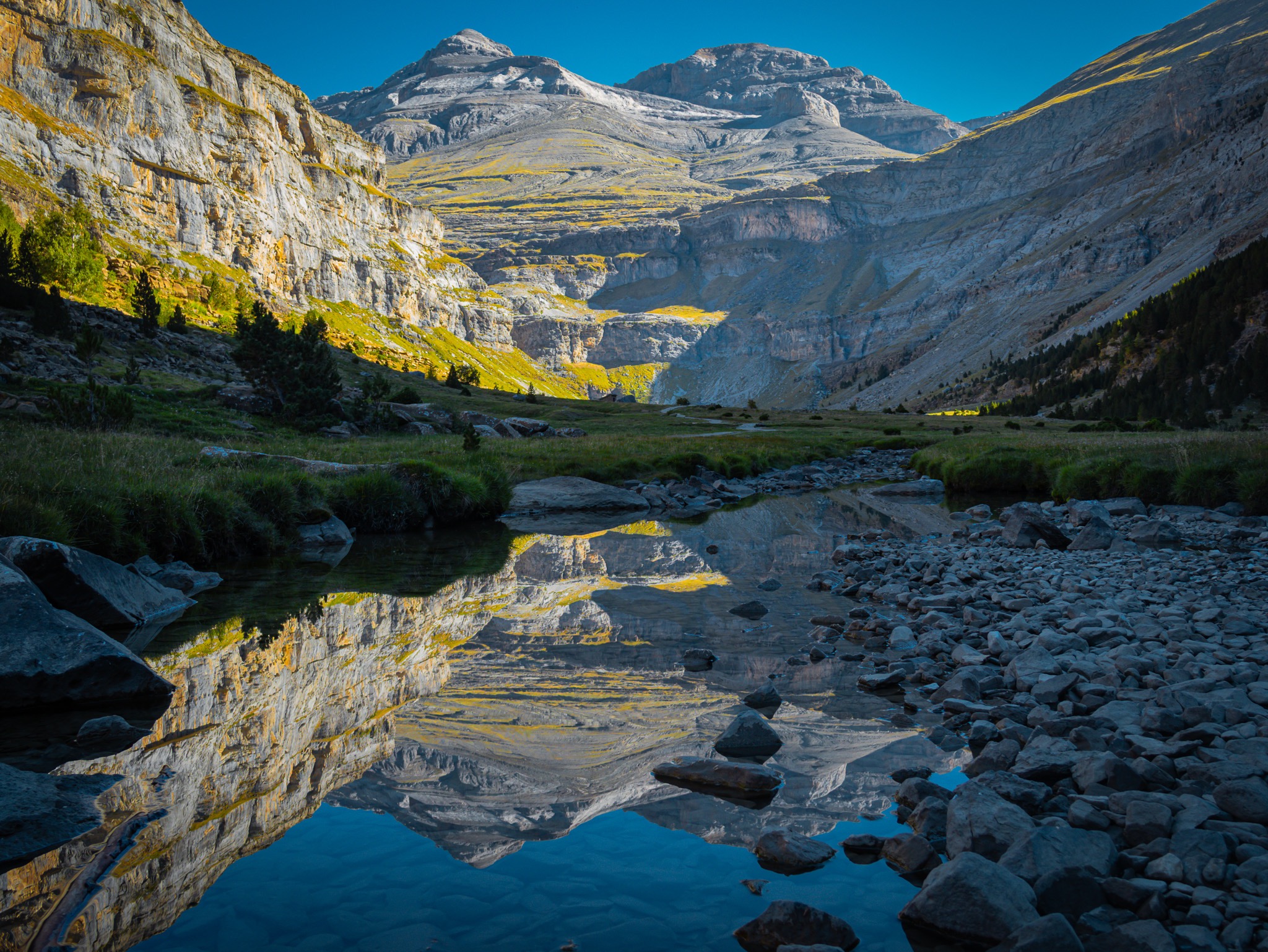 Paisaje de montaña reflejado en el agua