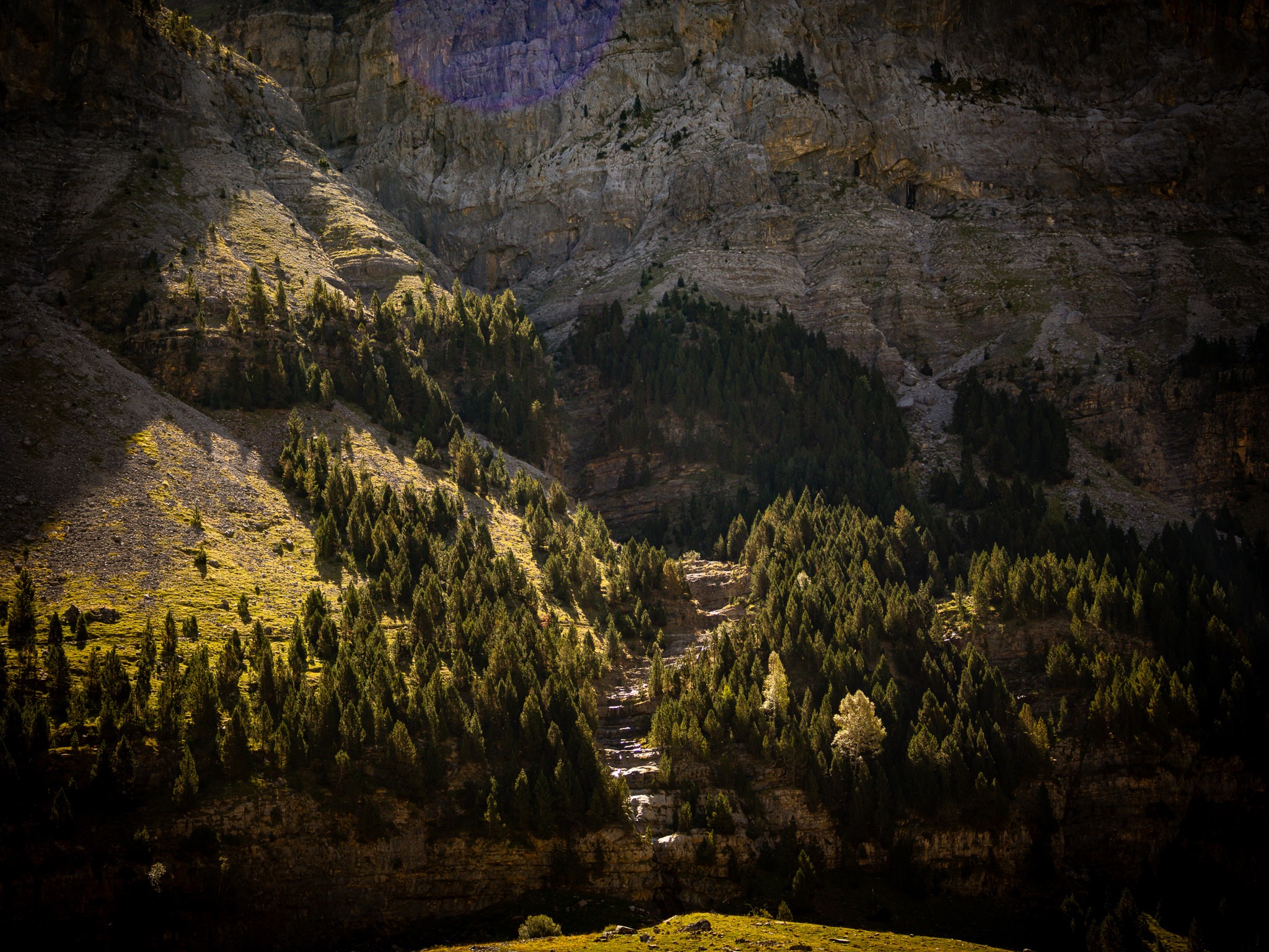 Paisaje de montaña bañado por la luz
